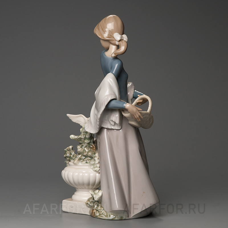 Фарфоровая статуэтка "Девочка и озорные голуби" Lladro Испания