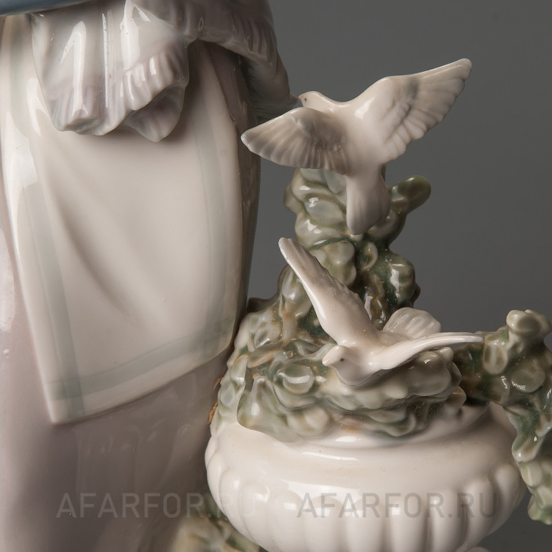 Фарфоровая статуэтка "Девочка и озорные голуби" Lladro Испания