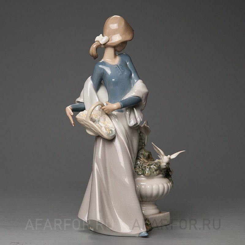 Фарфоровая статуэтка "Девочка и озорные голуби" Lladro Испания