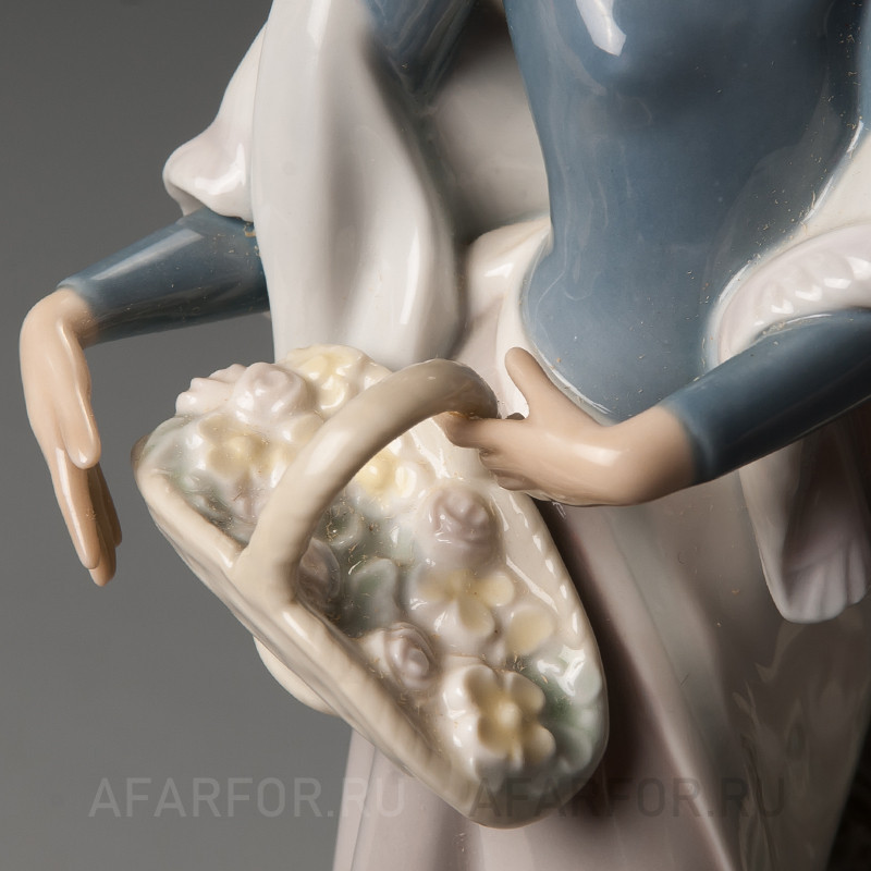 Фарфоровая статуэтка "Девочка и озорные голуби" Lladro Испания