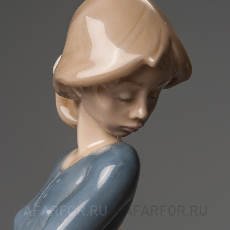 Фарфоровая статуэтка "Девочка и озорные голуби" Lladro Испания