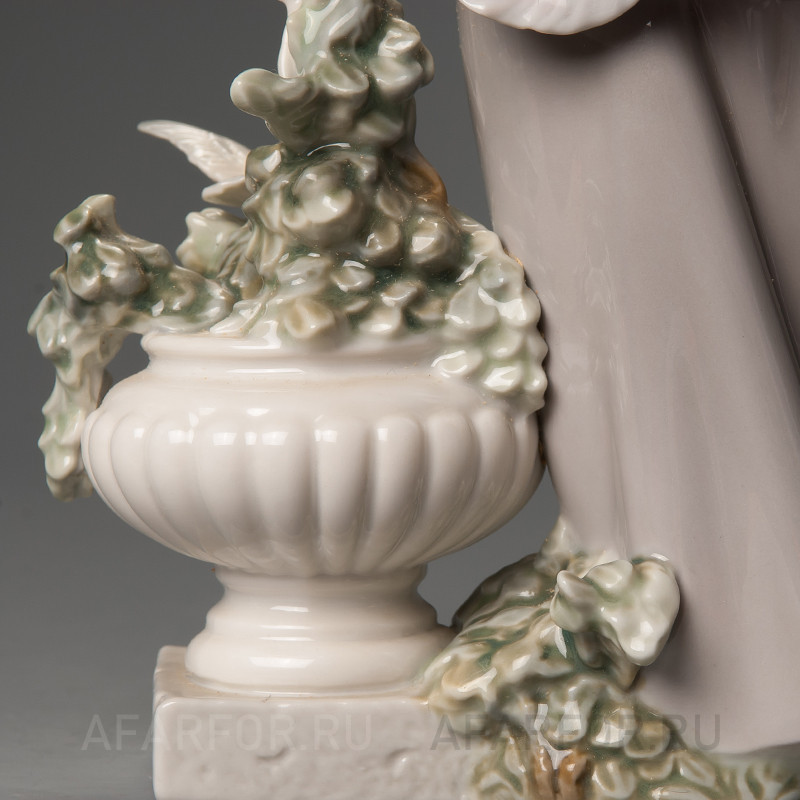 Фарфоровая статуэтка "Девочка и озорные голуби" Lladro Испания