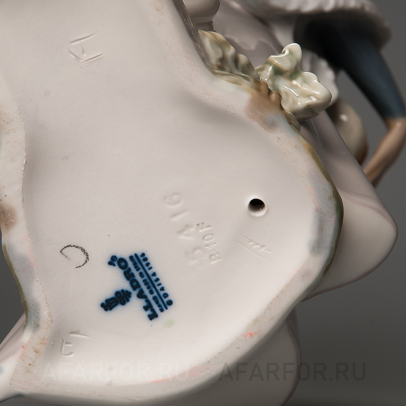Фарфоровая статуэтка "Девочка и озорные голуби" Lladro Испания