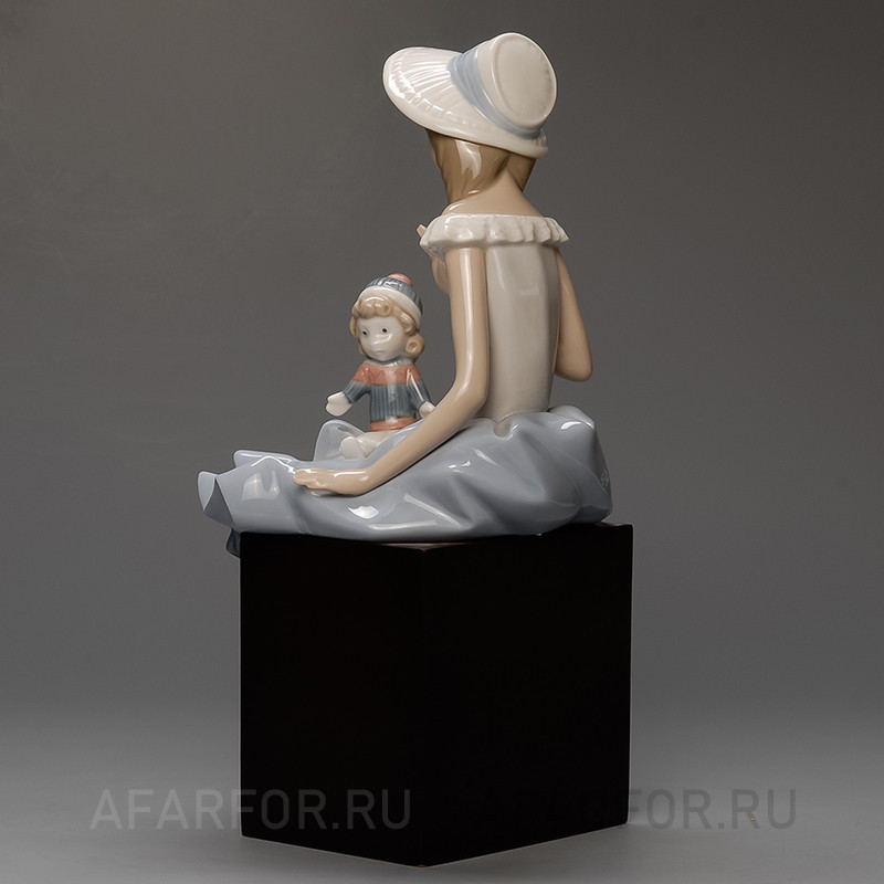 Фарфоровая статуэтка "Разговаривая с куклой" Lladro Испания