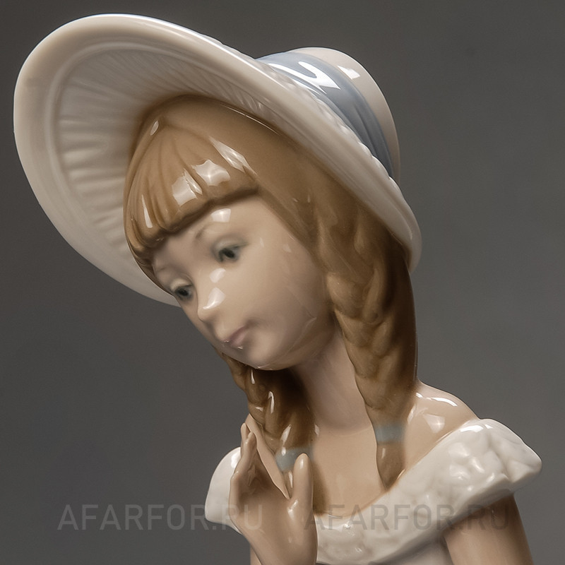 Фарфоровая статуэтка "Разговаривая с куклой" Lladro Испания