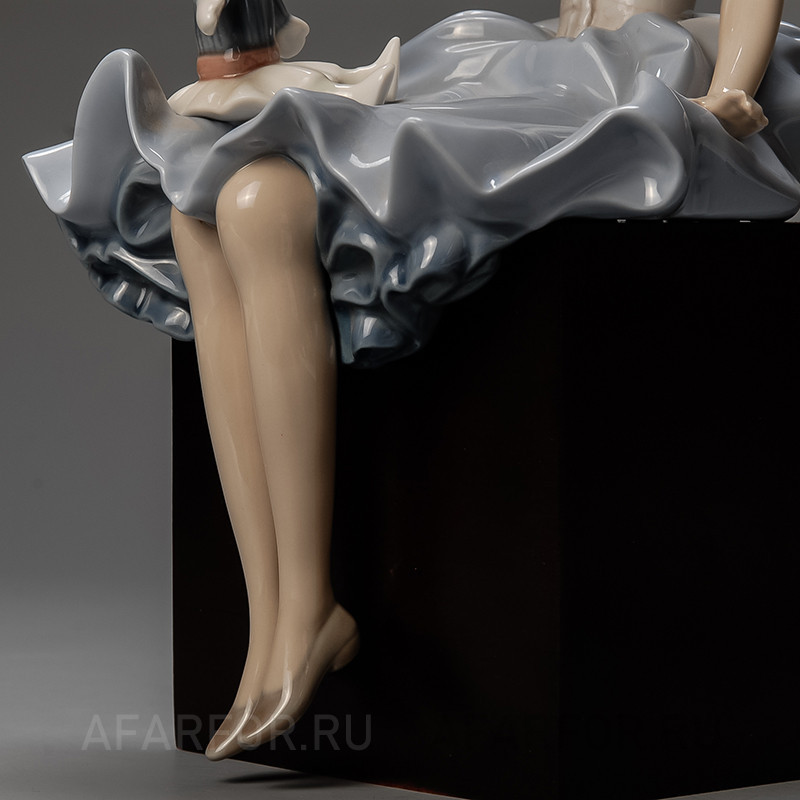 Фарфоровая статуэтка "Разговаривая с куклой" Lladro Испания