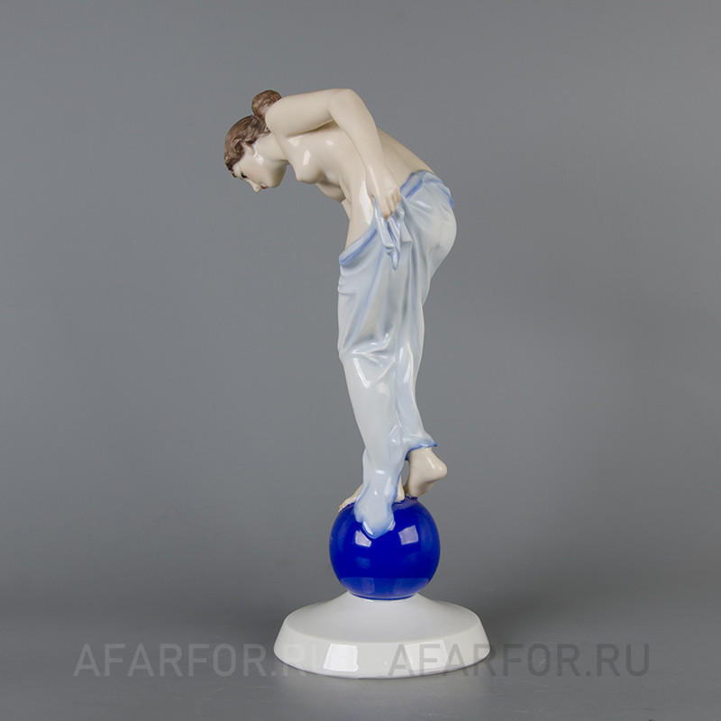 Фарфоровая статуэтка «Обнажённая на шаре» Rosenthal Германия