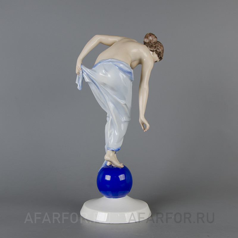 Фарфоровая статуэтка «Обнажённая на шаре» Rosenthal Германия