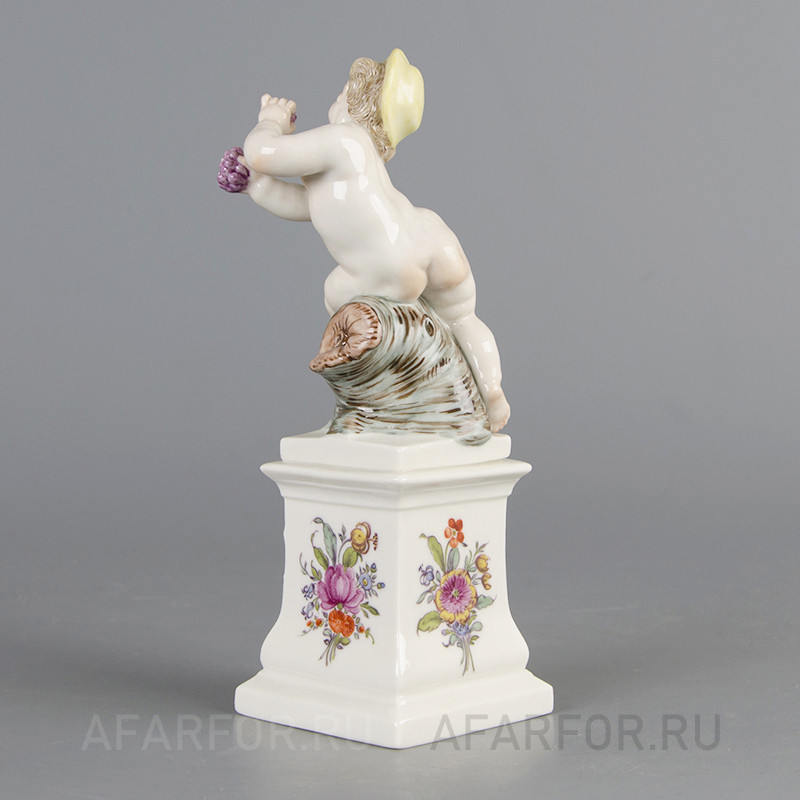 Фарфоровая статуэтка «Мальчик с виноградом» Nymphenburg Германия