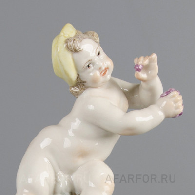Фарфоровая статуэтка "Мальчик с виноградом" Nymphenburg Германия (фото №19967)
