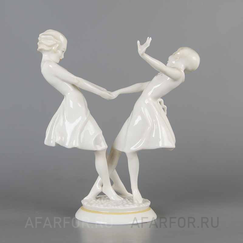 Фарфоровая старинная статуэтка Хутченройтер (арт.: 1968-2). Подружки – очаровательное пополнение коллекции и домашний декор.