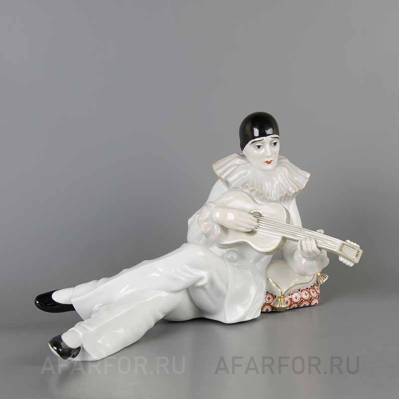 Белая коллекционная статуэтка из фарфора «Пьеро с гитарой» Rosenthal Германия (арт. 1970-2), редкая работа Dorothea Charol.