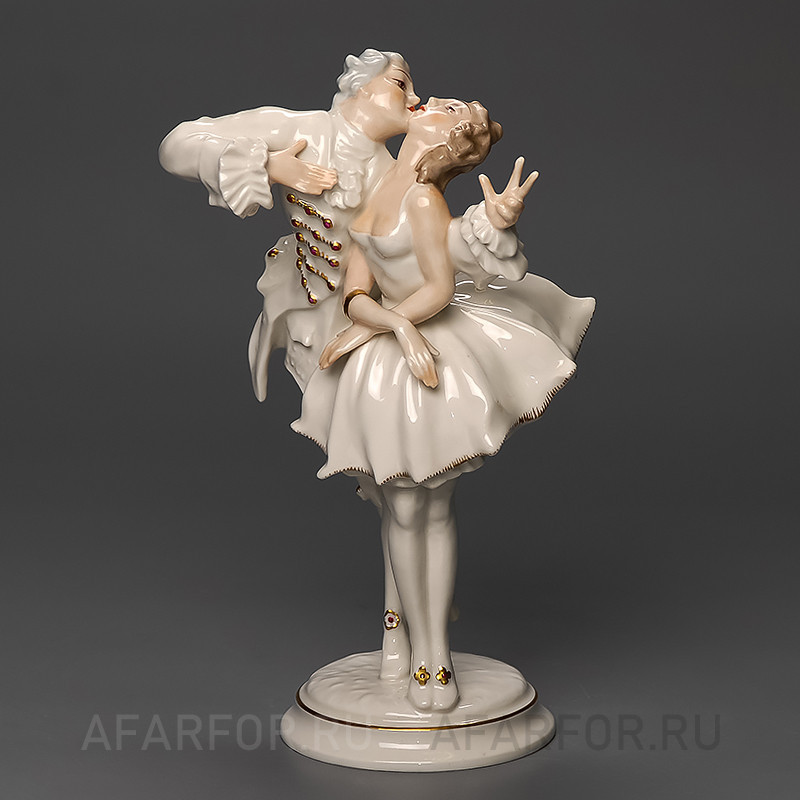 Редкая белая статуэтка из фарфора «Поцелуй» Hutschenreuther Германия (арт. 1093-3), коллекционная ценность эпохи.