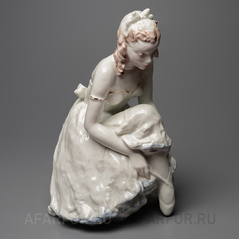 Фарфоровая статуэтка «Балерина завязывающая пуаннты» Rosenthal Германия