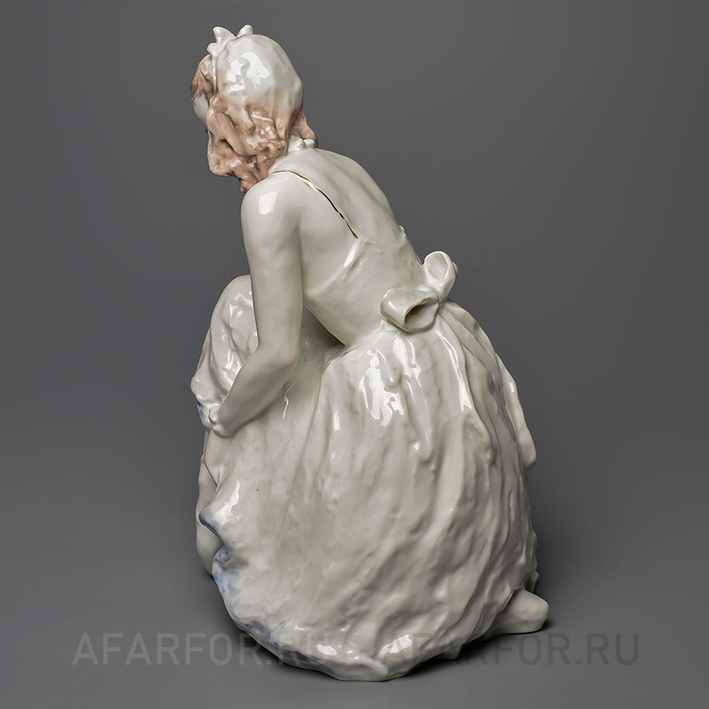 Фарфоровая статуэтка «Балерина завязывающая пуаннты» Rosenthal Германия