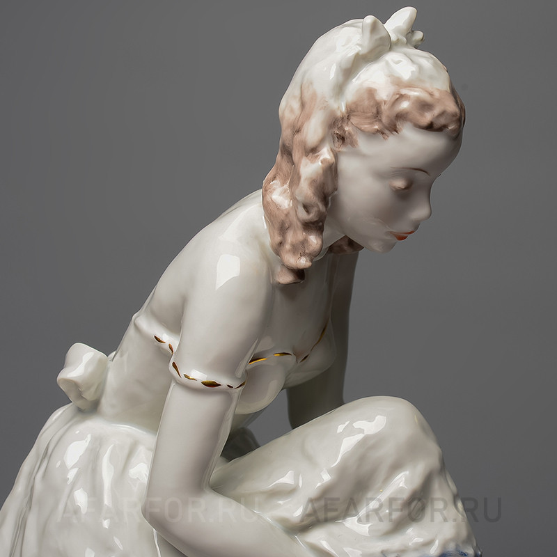 Фарфоровая статуэтка «Балерина завязывающая пуаннты» Rosenthal Германия