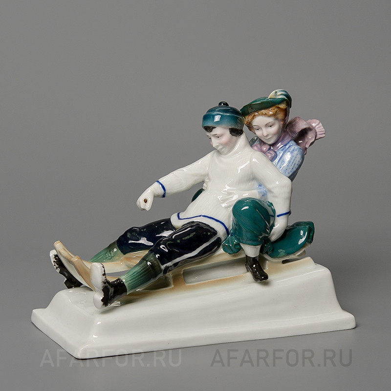 Антикварная статуэтка из фарфора "С горки на санках" Karl Ens Германия (арт. 2155-3), фигурка для атмосферы зимней сказки.