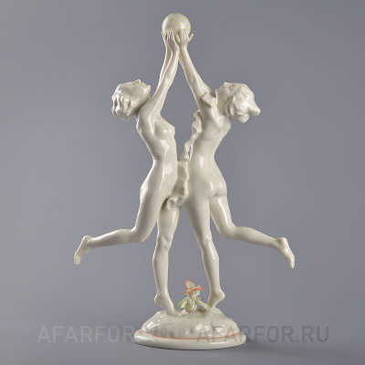 Старинная белая статуэтка из фарфора «Игра» Hutschenreuther Германия (арт. 1763-3), для красивого декора.