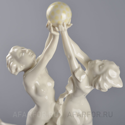 Фарфоровая статуэтка "Девушки. Игра в мяч" Hutschenreuther Германия (фото №25759)