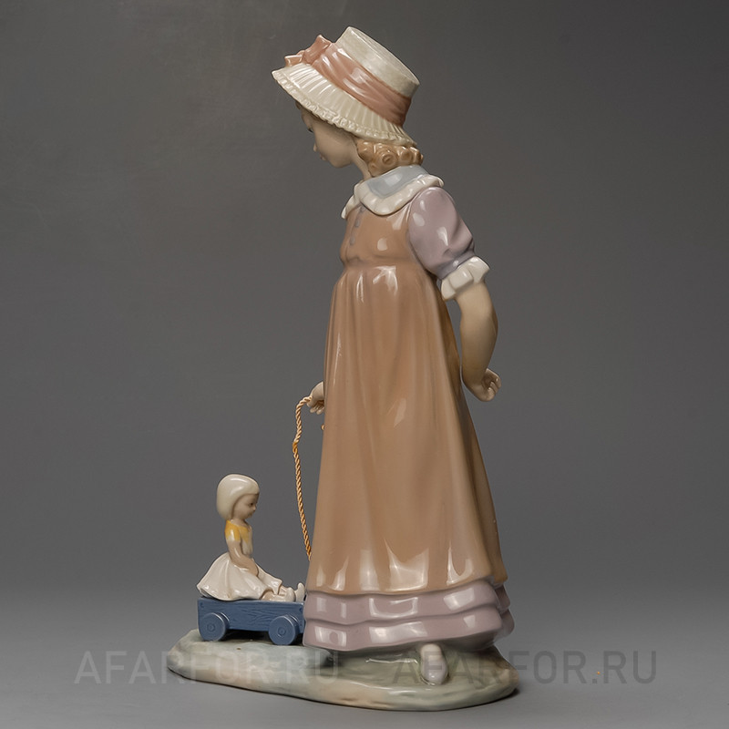 Фарфоровая статуэтка "Катая куклу в тележке" Lladro Испания