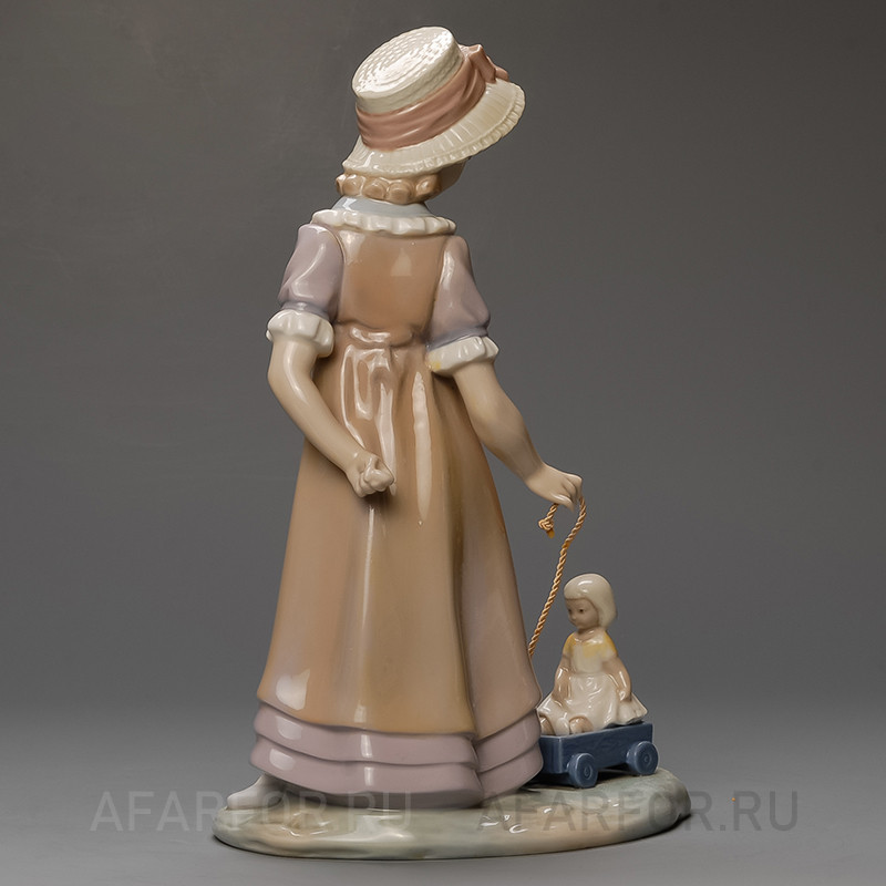 Фарфоровая статуэтка "Катая куклу в тележке" Lladro Испания
