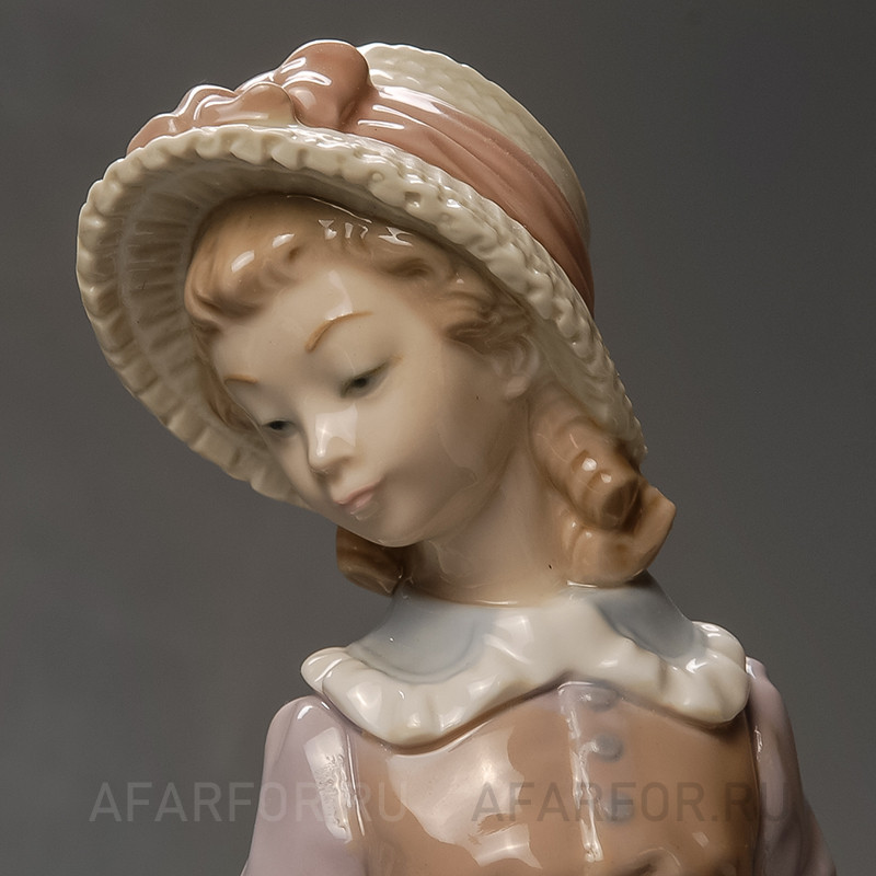 Фарфоровая статуэтка "Катая куклу в тележке" Lladro Испания