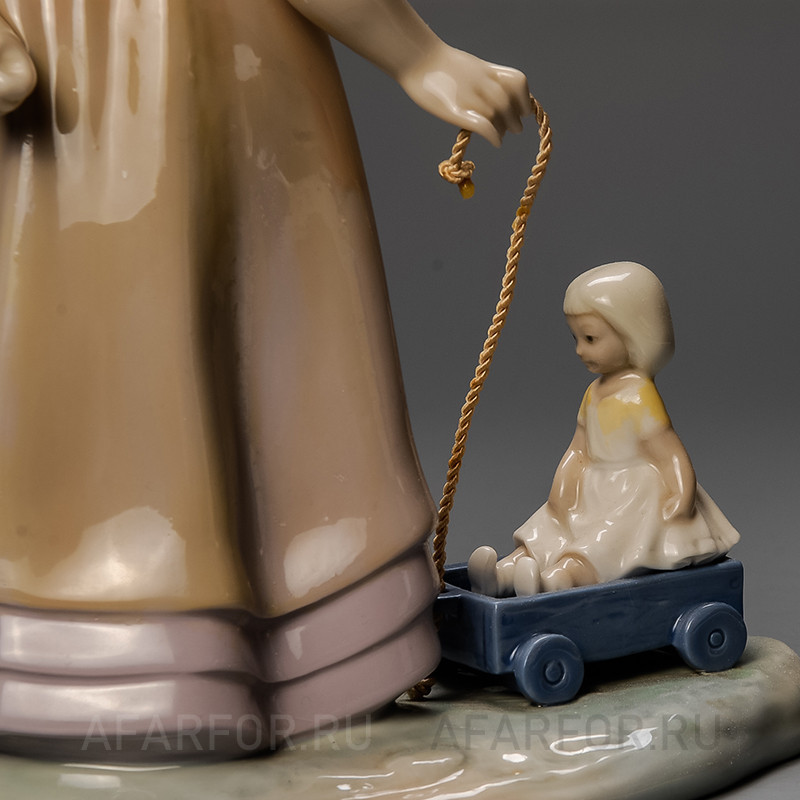 Фарфоровая статуэтка "Катая куклу в тележке" Lladro Испания