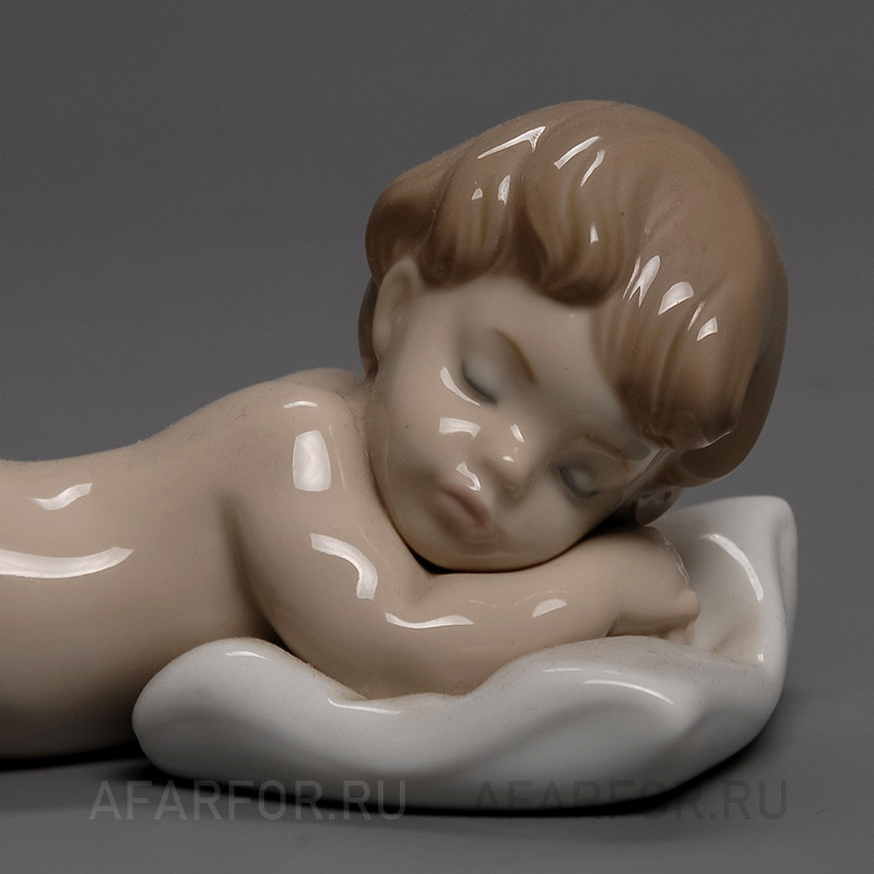 Фарфоровая статуэтка "Спящий малыш" Lladro Испания