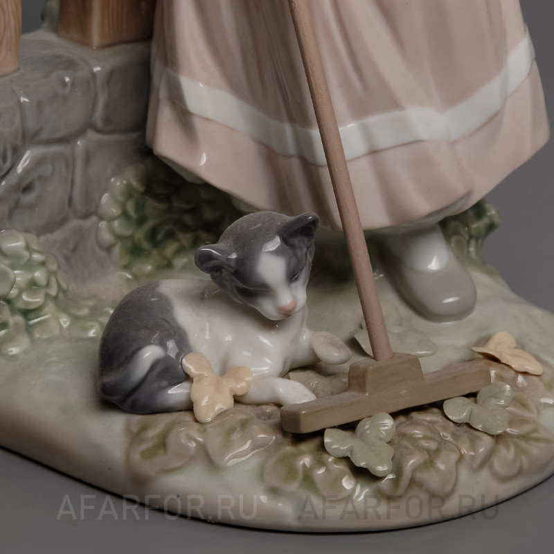 Фарфоровая статуэтка "Осенняя уборка" Lladro Испания