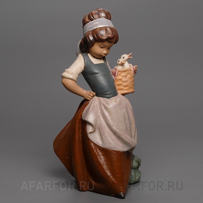 Старинная керамическая статуэтка «Утята в корзинке» Lladro Испания (арт. 834-4), настоящий винтаж из Европы на AFARFOR.RU.