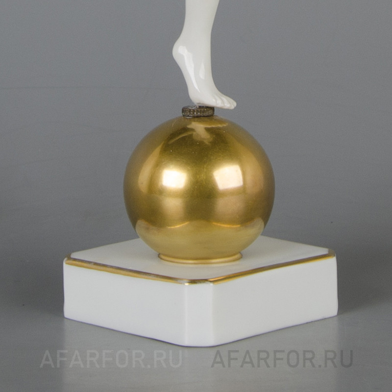 Фарфоровая статуэтка «Танцовщица на шаре» Karl Ens Германия