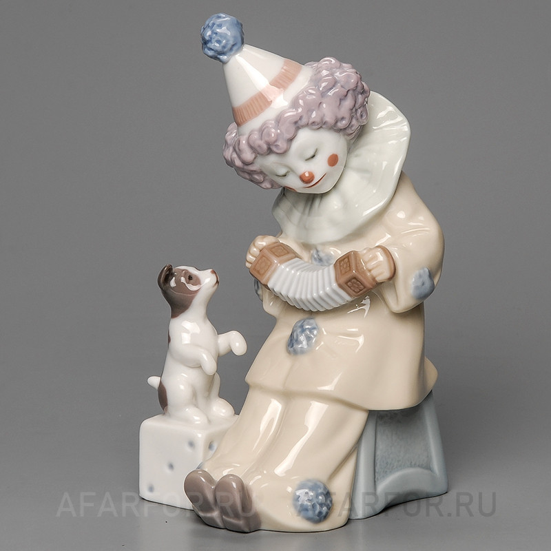 Старинная статуэтка из фарфора «Пьеро с щенком и концертиной» Lladro Испания (арт. 696-3), маленькая элегантная фигурка.