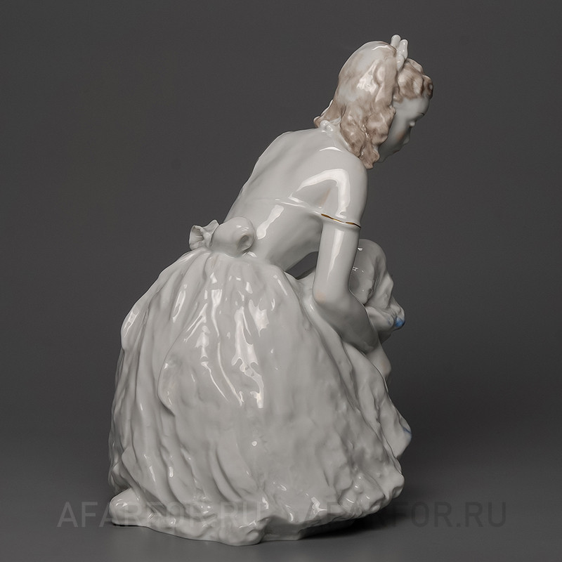 Фарфоровая статуэтка "Балерина, завязывающая пуанту" Rosenthal Германия
