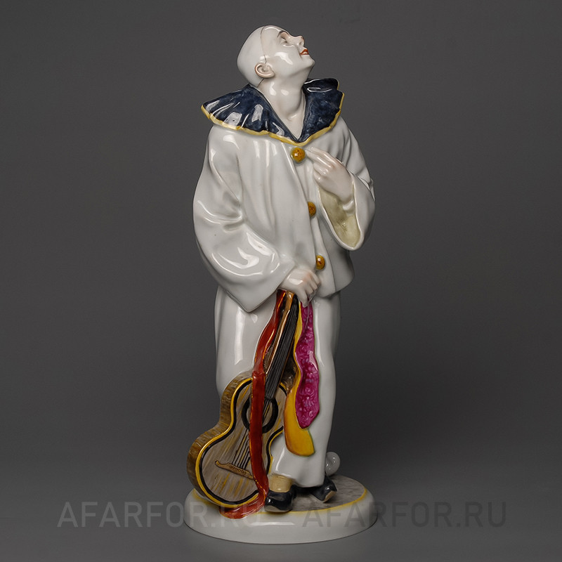 Коллекционная белая статуэтка «Пьеро с гитарой», Karl Ens, фарфор, 34 см, Германия, 1919—1945 гг. (арт. 725-3)