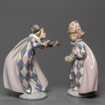 Две статуэтки «Арлекины со скрипкой и концертиной» Lladro — фарфор, 17×19 см, Испания, 1990—1994 гг., Jose Puche (арт. 742-3)