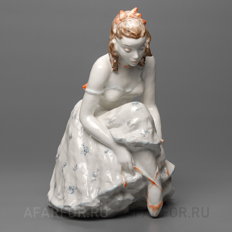 Фарфоровая статуэтка "Балерина, завязывающая пуанту" Rosenthal Германия
