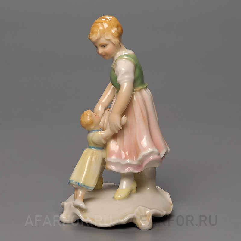 Фарфоровая статуэтка "Девочка. Играя с куклой" Karl Ens Германия