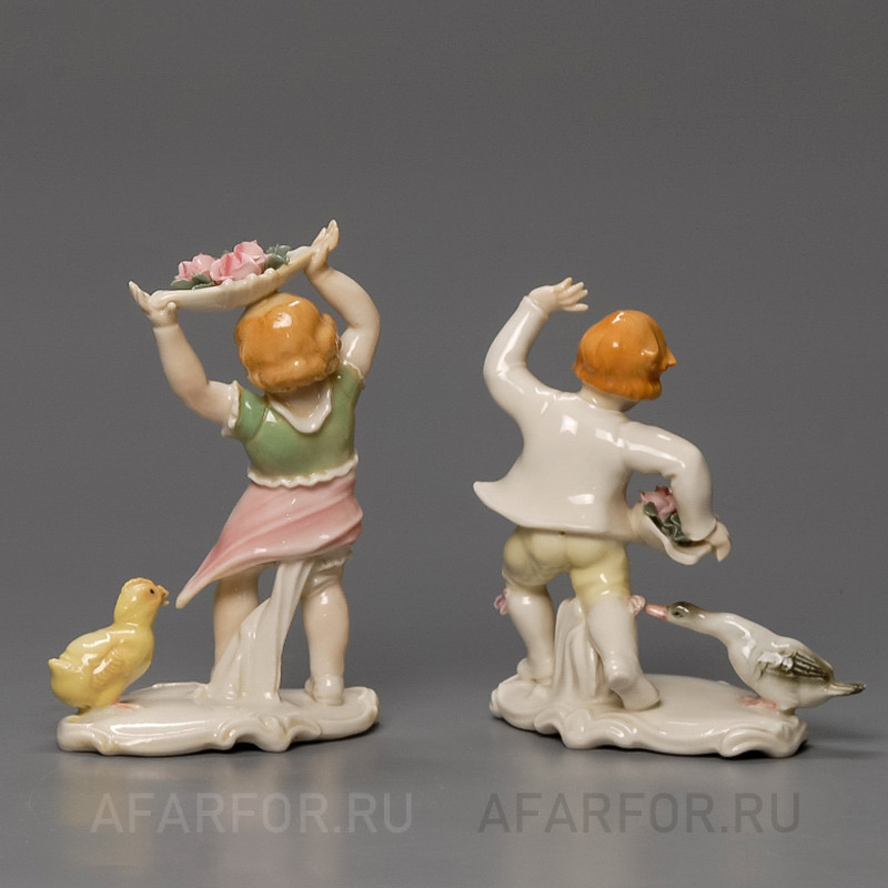 Фарфоровые статуэтки "Шаловливые птицы. Юные цветочники" Karl Ens Германия