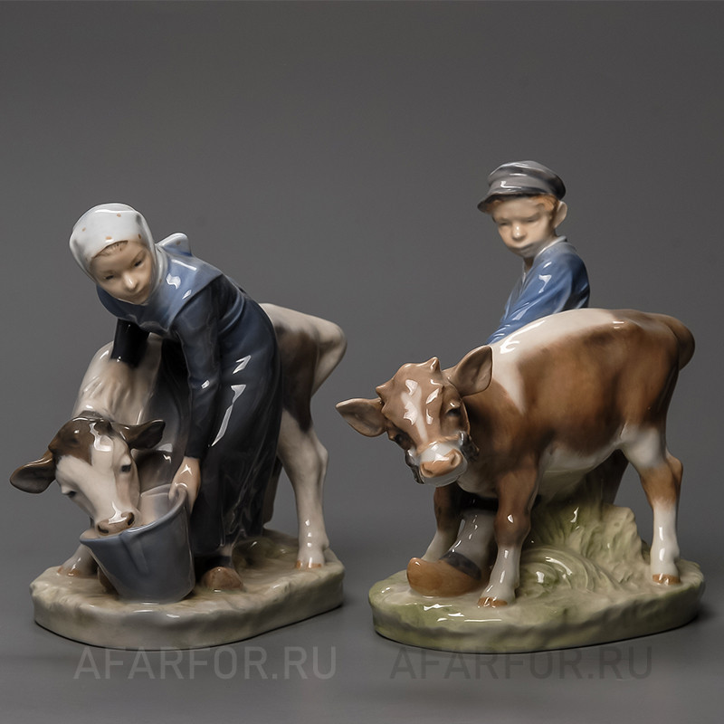 Статуэтка из фарфора «Паренёк и девочка с телятами», Royal Copenhagen, Дания, антиквариат (арт. 1010-3)