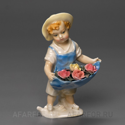 Антикварная статуэтка из фарфора «Розы. Юный цветочник» Karl Ens Германия (арт. 1108-3), арт-объект для почитателей искусства.