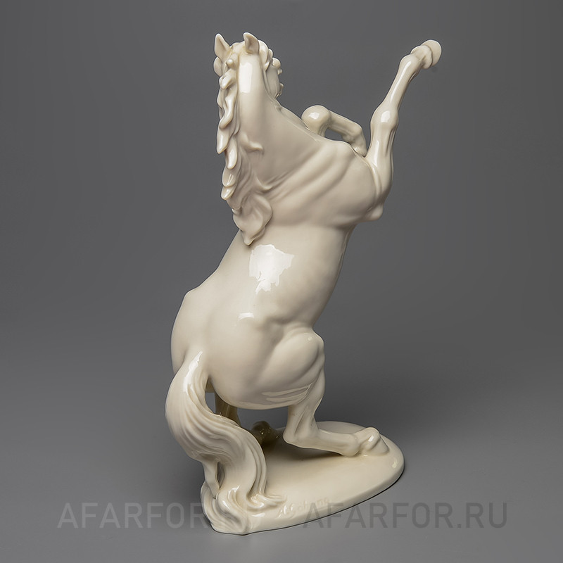 Фарфоровая статуэтка «Конь на дыбах» Nymphenburg Германия