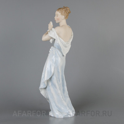 Фарфоровая статуэтка "У зеркала. Дама, наносящая пудру" Rosenthal Германия