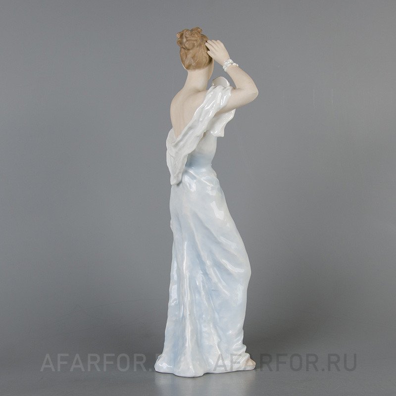 Фарфоровая статуэтка «У зеркала. Дама, наносящая пудру» Rosenthal Германия