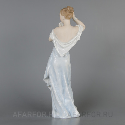 Фарфоровая статуэтка "У зеркала. Дама, наносящая пудру" Rosenthal Германия