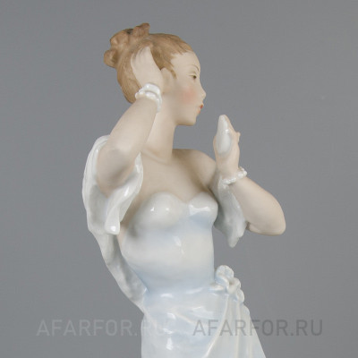 Фарфоровая статуэтка "У зеркала. Дама, наносящая пудру" Rosenthal Германия