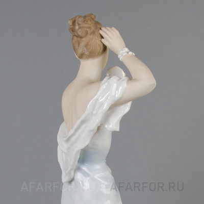 Фарфоровая статуэтка "У зеркала. Дама, наносящая пудру" Rosenthal Германия
