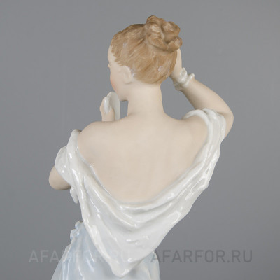 Фарфоровая статуэтка "У зеркала. Дама, наносящая пудру" Rosenthal Германия