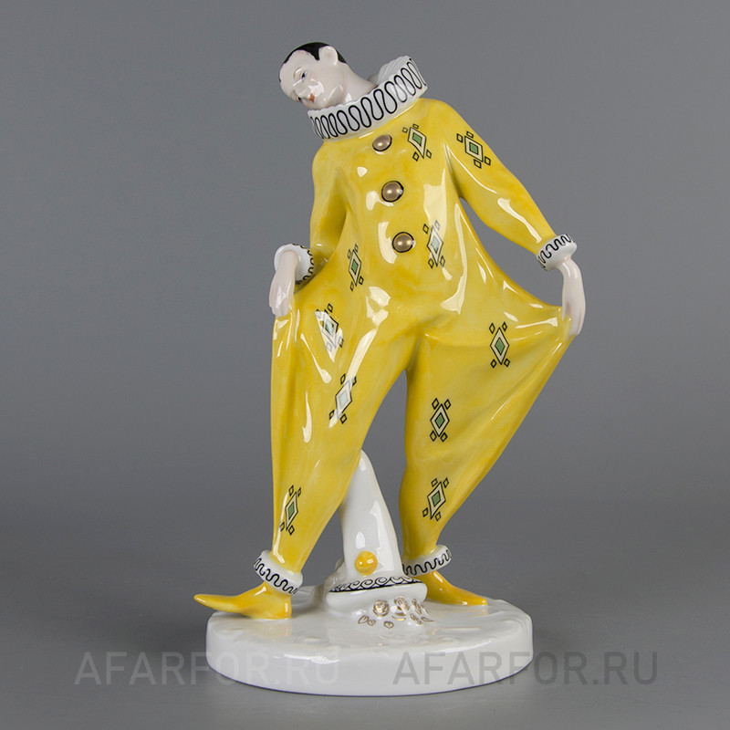 Немецкая фарфоровая статуэтка «Арлекин» Гёбель (арт.: 2274-2). Купите эксклюзивный декор и порадуйте ценителей старины!