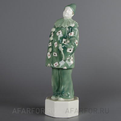 Старинная статуэтка из фаянса «Пьеро с игральными картами» Goldscheider Австрия (арт. 2298-2), шедевр для коллекции. (арт. 2298-2, фото №38320)