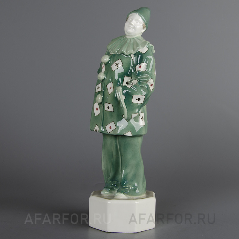 Старинная статуэтка из фаянса «Пьеро с игральными картами» Goldscheider Австрия (арт. 2298-2), шедевр для коллекции.